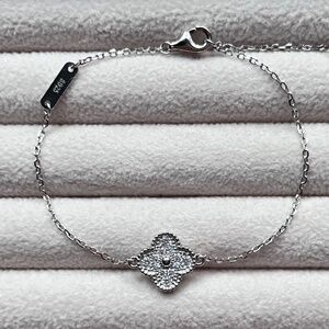 B016 | .925 Sterling Silver Dainty Clover Bracelet